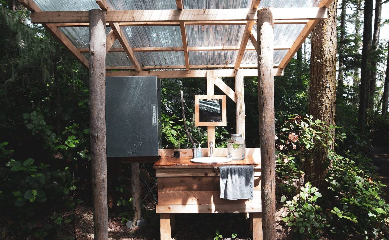 Glamping hand washing sink