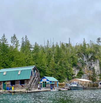 Paddlers inn floating resort