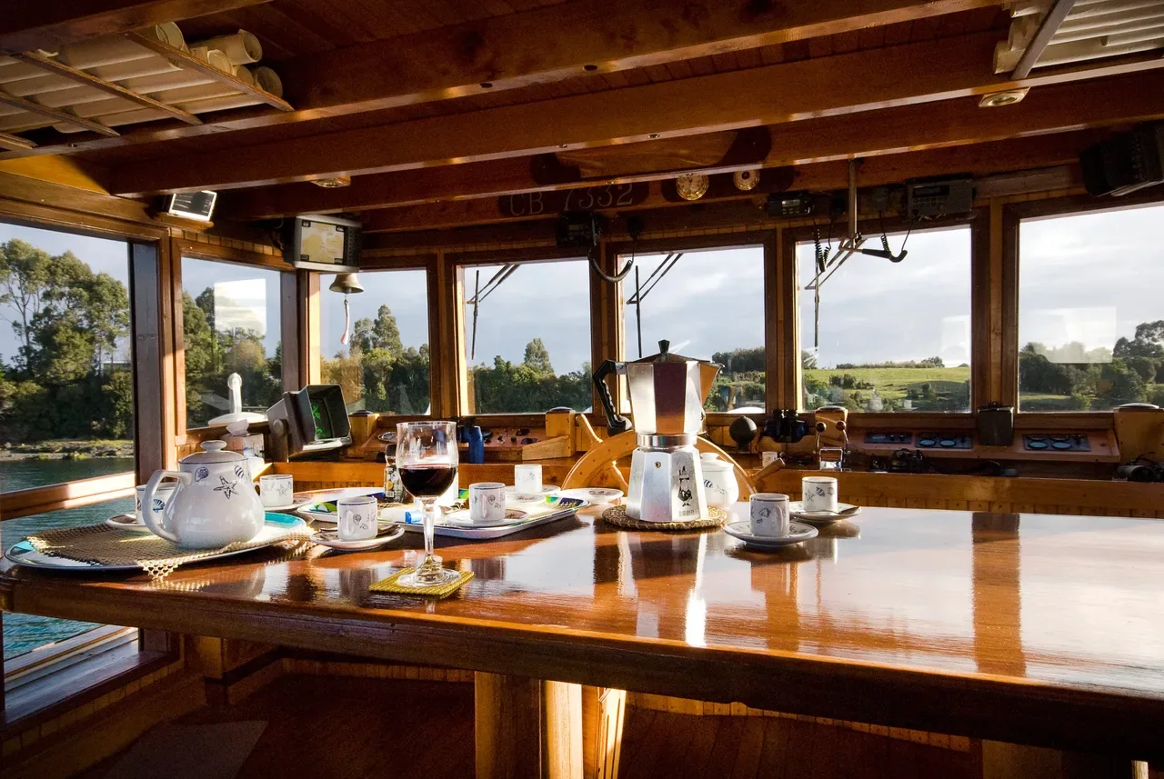 A table in the bridge of the Alba