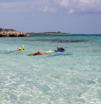 People snorkelling in turquoise Bahamian waters