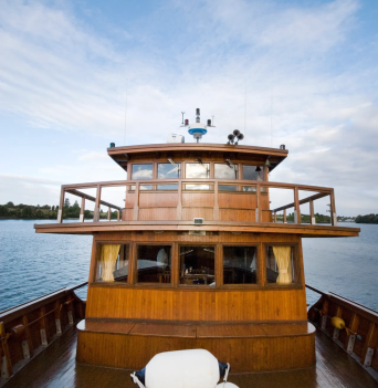 The bow and bridge of the Alba