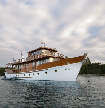 The starboard bow of the Alba