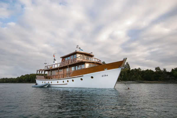 The starboard bow of the Alba
